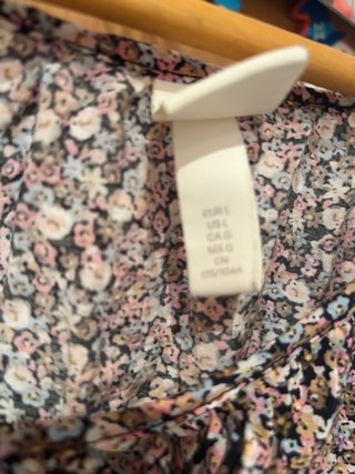Vestido H&M flores multicolor.Es una L amplia