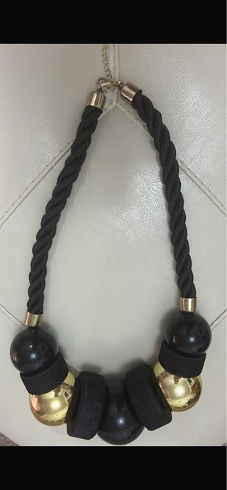 Collar Cuerda Negra y Bolas Doradas
