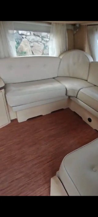 Sofá caravana Hobby 675