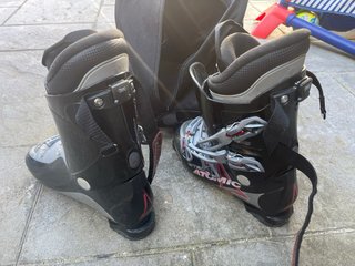 Botas de esquí negras y plateadas