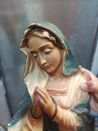 Virgen María en oración