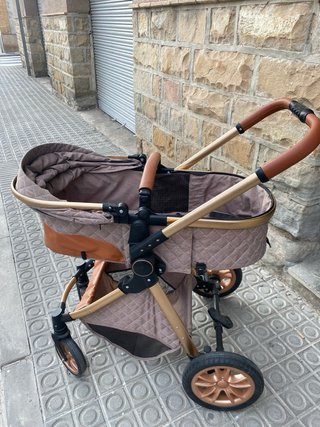 Carrito de bebé marrón y dorado