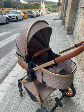 Carrito de bebé marrón y dorado