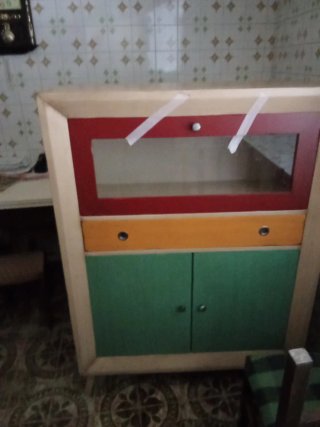 Mueble de madera con cajones y puertas