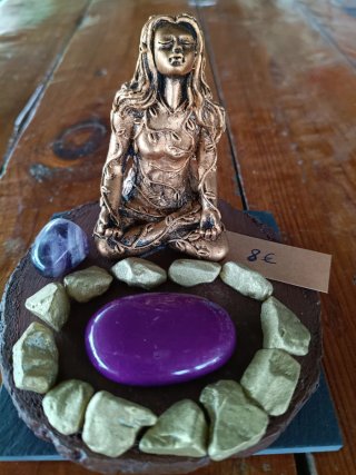 Figura Madre Tierra con Piedras
