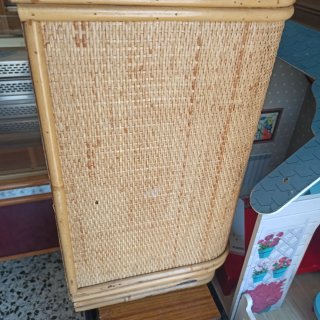 Mesita de noche vintage de mimbre y bambú