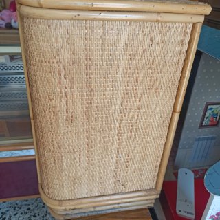 Mesita de noche vintage de mimbre y bambú