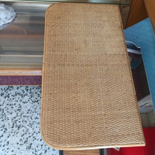 Mesita de noche vintage de mimbre y bambú