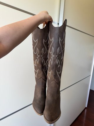 Stivali alti marroni con ricami
