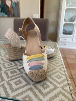 Sandalias blancas con tiras multicolor