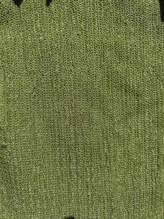Camiseta verde SHEIN con detalle dorado