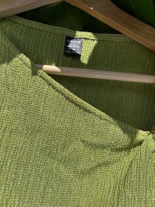 Camiseta verde SHEIN con detalle dorado