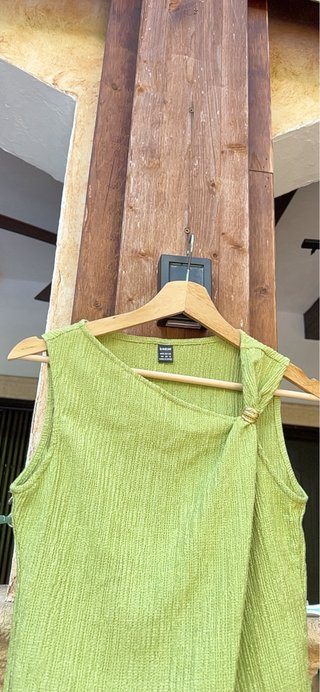 Camiseta verde SHEIN con detalle dorado