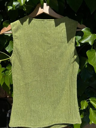 Camiseta verde SHEIN con detalle dorado