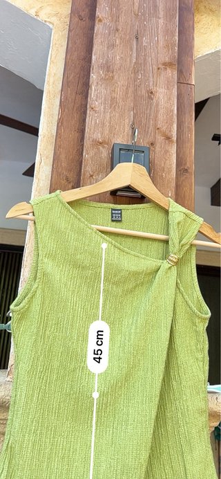 Camiseta verde SHEIN con detalle dorado