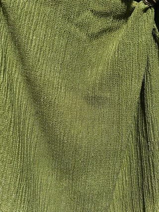 Camiseta verde SHEIN con detalle dorado