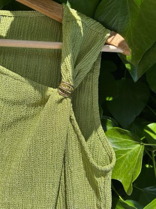 Camiseta verde SHEIN con detalle dorado