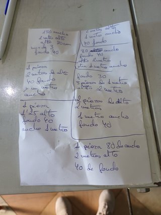 Estanterías metálicas grises y blancas
