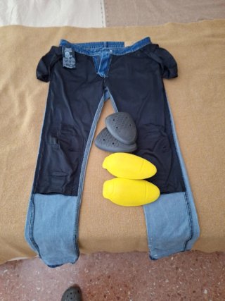 Pantalón moto con protecciones