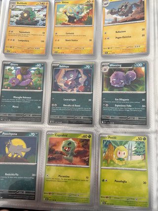 Álbum de cartas Pokémon - Varias cartas