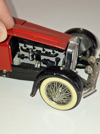 Coche metálico rojo antiguo