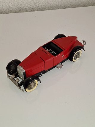 Coche metálico rojo antiguo