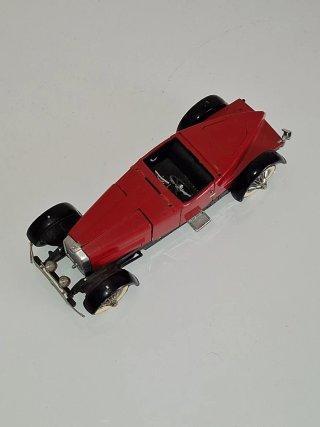 Coche metálico rojo antiguo