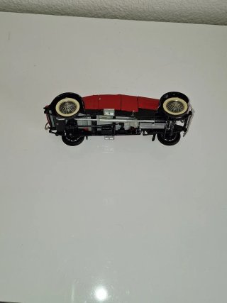 Coche metálico rojo antiguo