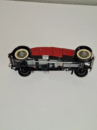 Coche metálico rojo antiguo