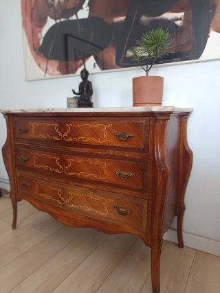 Cómoda de madera con tapa de mármol