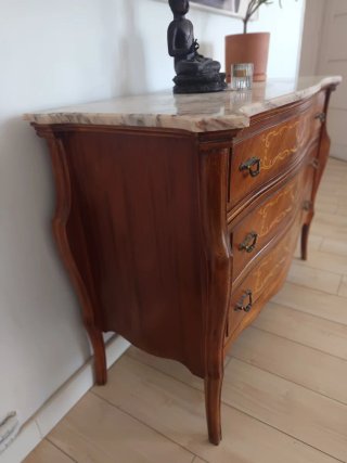 Cómoda de madera con tapa de mármol