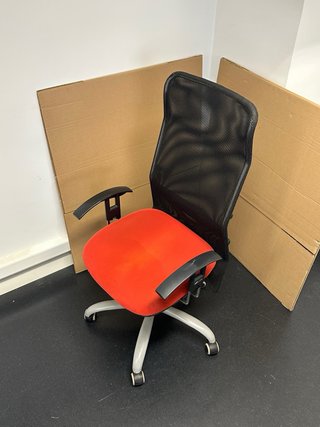 Silla de oficina ergonómica roja regulable