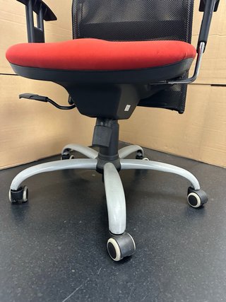 Silla de oficina ergonómica roja regulable