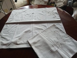 Federe quadrate in lino ricamate