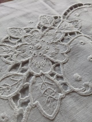 Federe quadrate in lino ricamate