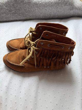 Botines con flecos y cordones