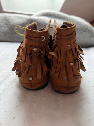 Botines con flecos y cordones