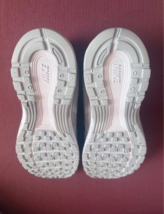 Nike P6000 gris y blanco