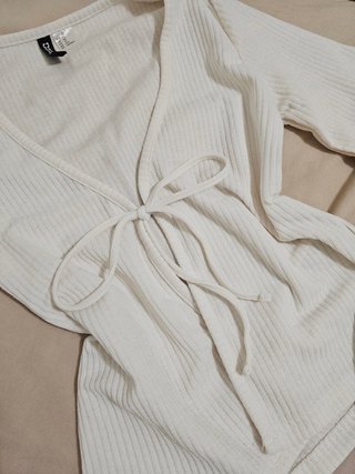 Cardigan latte con fiocco