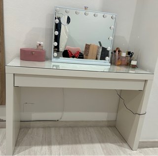 Tocador blanco con superficie de cristal