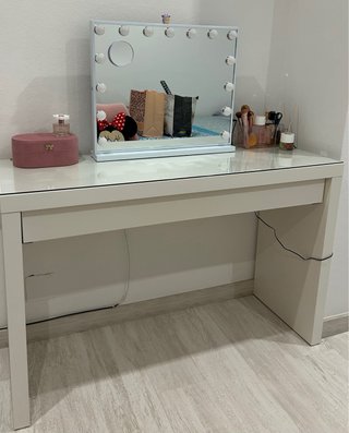 Tocador blanco con superficie de cristal