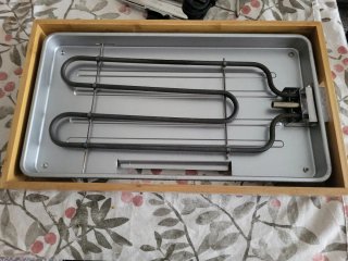 Parrilla eléctrica con marco de bambú