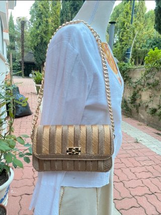 Bolso de mano crochet dorado y beige