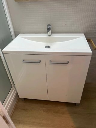 Lavabo con mueble blanco Está en Perales de Tajuña