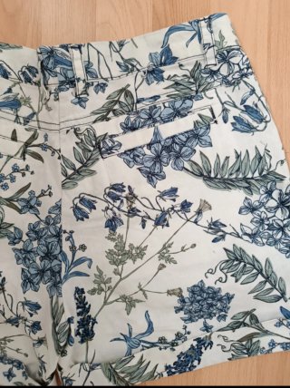 Pantalón corto floral mujer