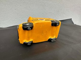 Vasetto giallo a forma di scuolabus