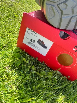 Zapatos de seguridad Montifri grises y rojos