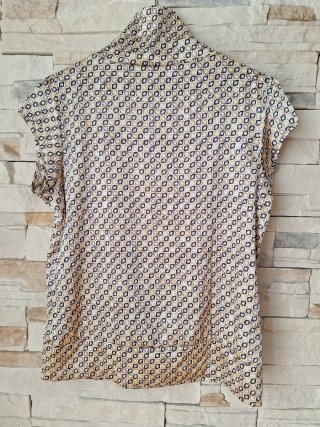 Blusa estampada cuello alto