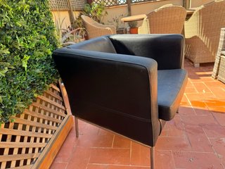 Sillón de piel negro patas metal