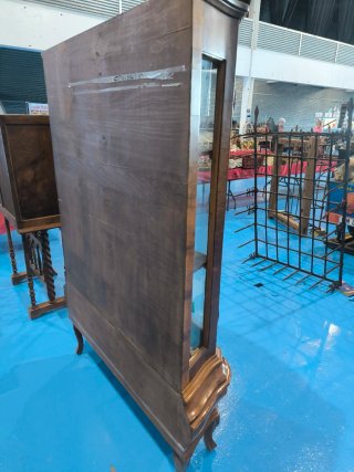 Vitrina de nogal antigua